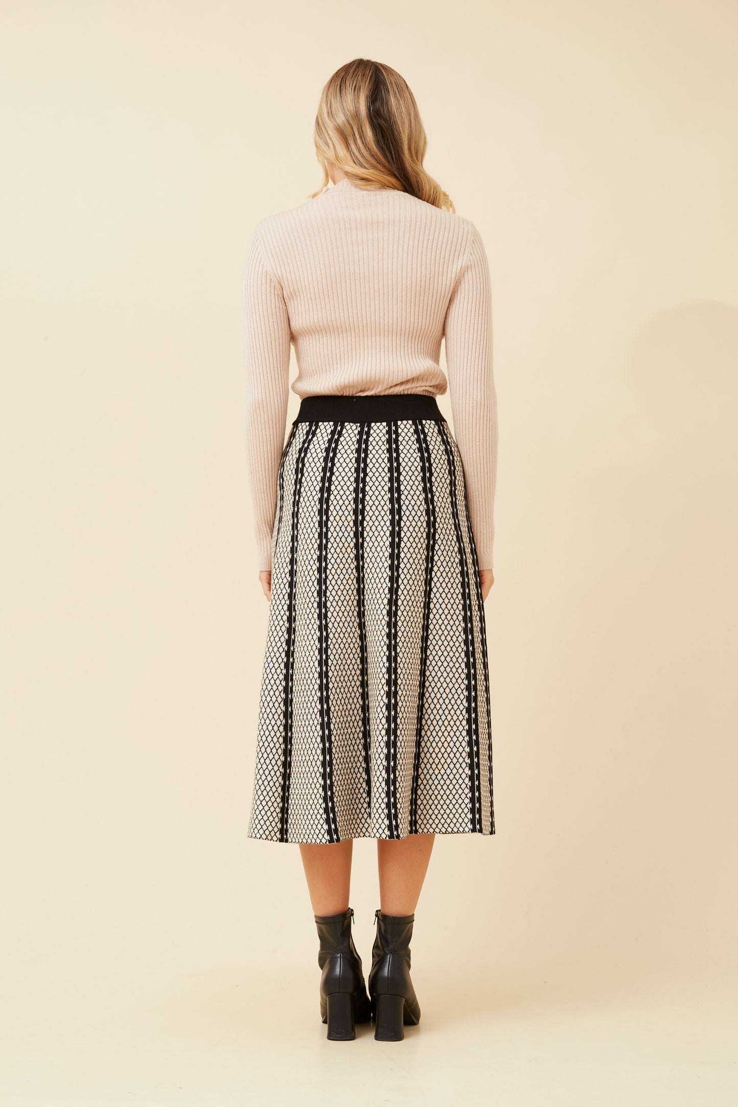 Vesi Jacquard Patter Knit Skirt KS523159