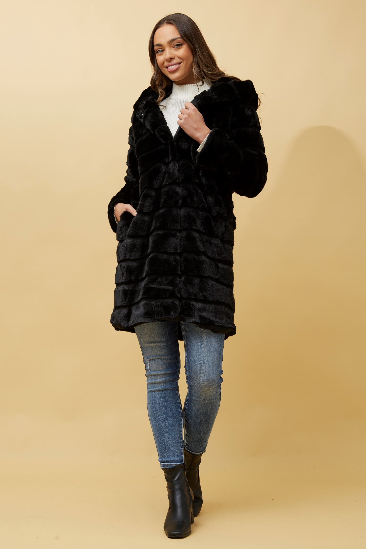 Sanna Faux Fur Coat Black CO508794